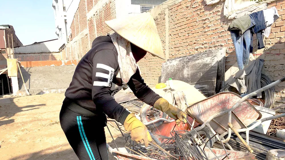 Người lao động mưu sinh dịp cuối năm