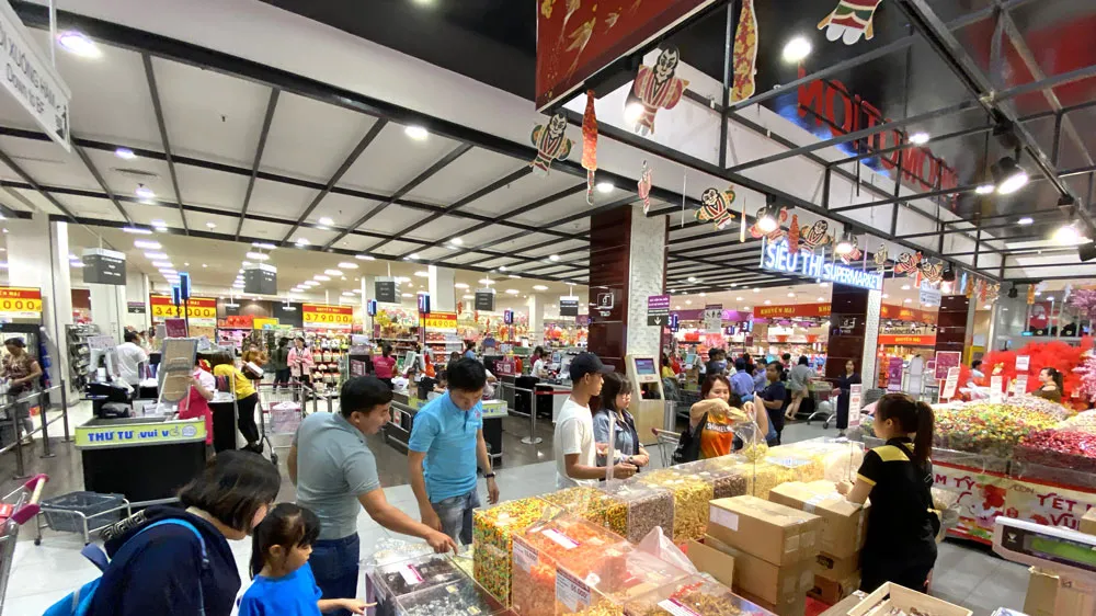 Kẹo mứt tết bán tại siêu thị. Ảnh: CAO THĂNG