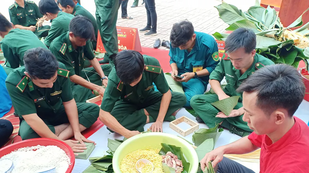 Lính Biên phòng thành phố giữ bình yên cho dân đón Tết