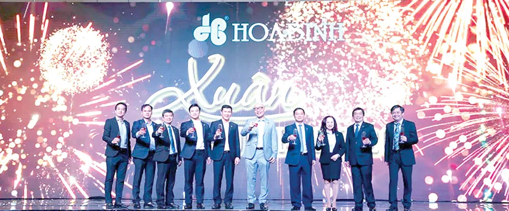 Xuân Sum họp 2020 - Hòa Bình khen thưởng trên 50 tỷ đồng cho tập thể, cá nhân và thầu phụ xuất sắc