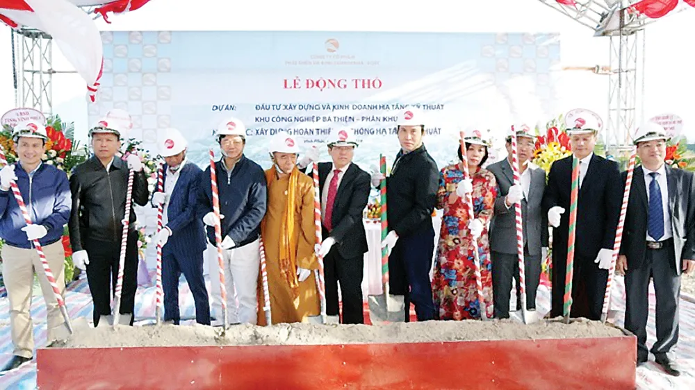 Các đại biểu thực hiện nghi thức động thổ Dự án đầu tư xây dựng và kinh doanh hạ tầng kỹ thuật khu công nghiệp Bá Thiện - Phân khu 1