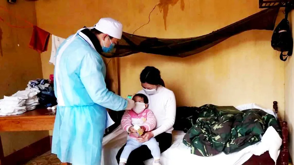 Bác sĩ tiến hành kiểm tra sức khỏe, đo thân nhiệt hàng ngày cho những công dân từ Trung Quốc về, đang ở Trung đoàn 123