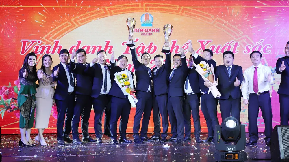 Nhiều cán bộ nhân viên đạt thành tích xuất sắc năm 2019 đã được vinh danh và tưởng thưởng rất cao