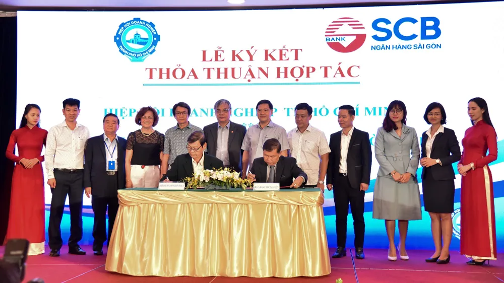 Ông Bùi Anh Dũng, Phó Tổng Giám Đốc SCB và ông Nguyễn Phước Hưng, Phó Chủ tịch HUBA thực hiện nghi lễ ký kết Thoả thuận hợp tác