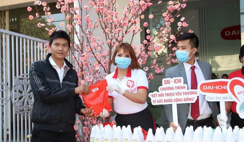 Dai-ichi Life Việt Nam tặng khẩu trang và dung dịch rửa tay sát khuẩn phòng dịch Covid-19