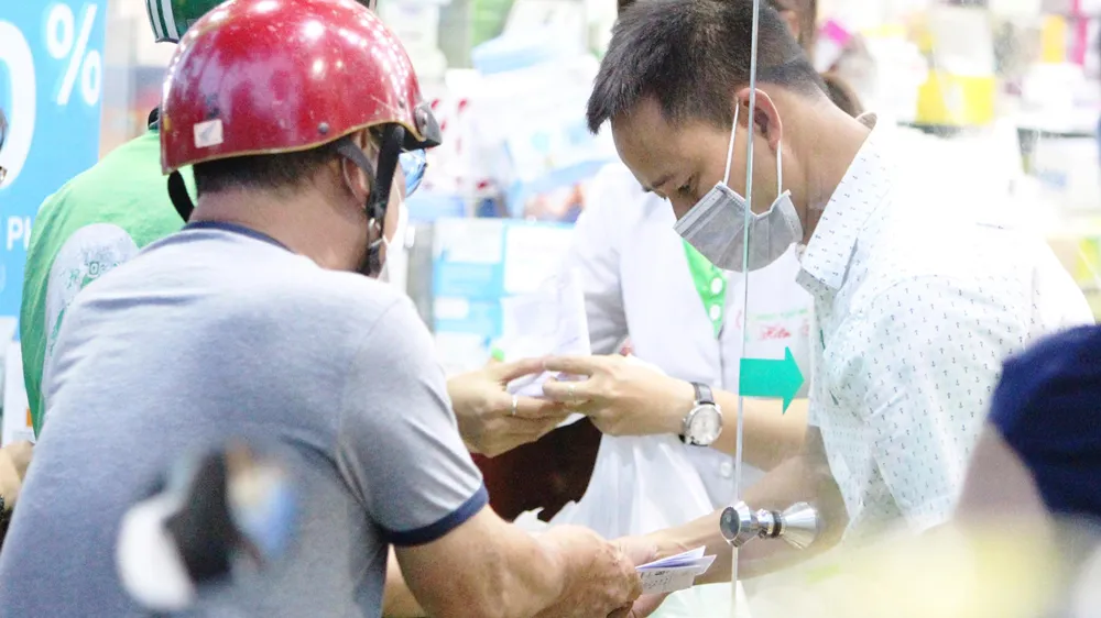 Người dân mua thuốc tại một nhà thuốc trên đường Thuận Kiều, quận 5, TPHCM. Ảnh: HOÀNG HÙNG