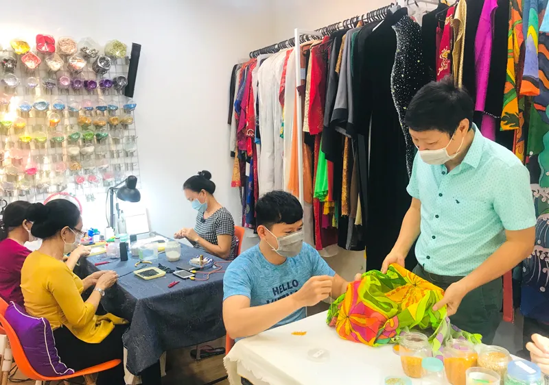 Nhà thiết kế Sĩ Hoàng và các nghệ nhân thực hiện những sản phẩm áo dài 