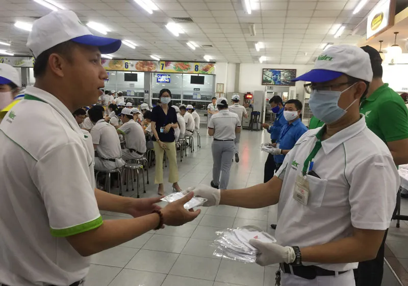 Công ty Nidec tặng công nhân khẩu trang phòng chống Covid-19. Ảnh: THÁI PHƯƠNG