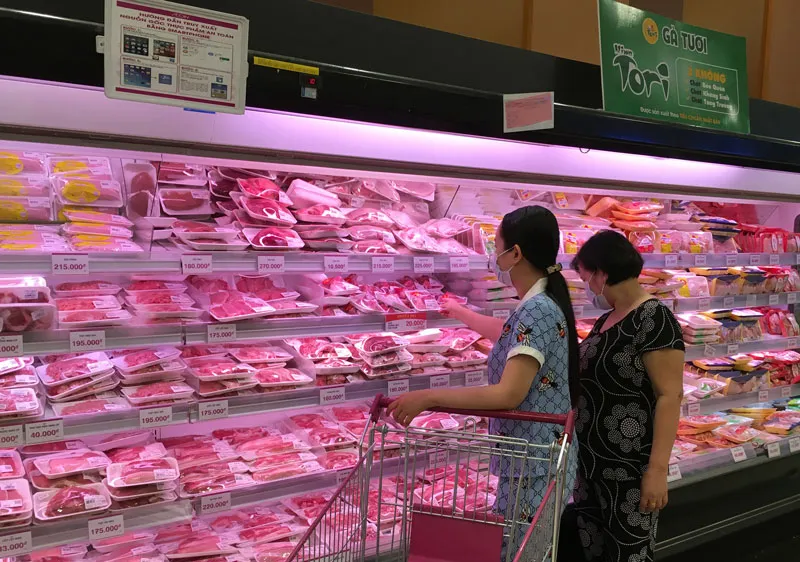 Khách hàng chọn mua thịt heo tại siêu thị. Ảnh chụp ngày 19-5. Ảnh: CAO THĂNG