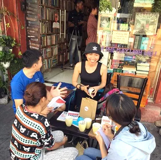 Nhiều bạn trẻ thích thú tìm đến tiệm cà phê sách "Sài Gòn năm xưa"