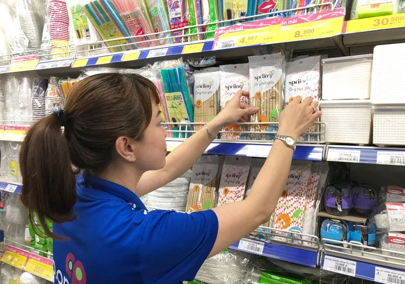 Khách hàng chọn mua ống hút giấy tại Co.opmart