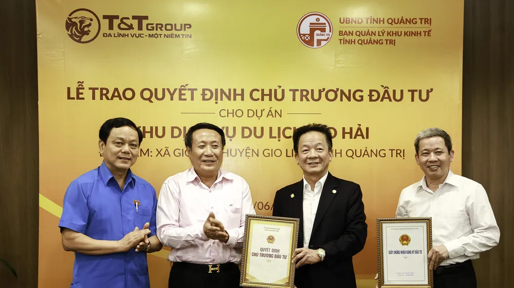 Ông Hà Sỹ Đồng (thứ hai từ trái sang) - Phó Chủ tịch UBND tỉnh Quảng Trị trao giấy chứng nhận đầu tư cho Chủ tịch HĐQT kiêm Tổng giám đốc Tập đoàn T&T Group Đỗ Quang Hiển (thứ hai từ phải sang)