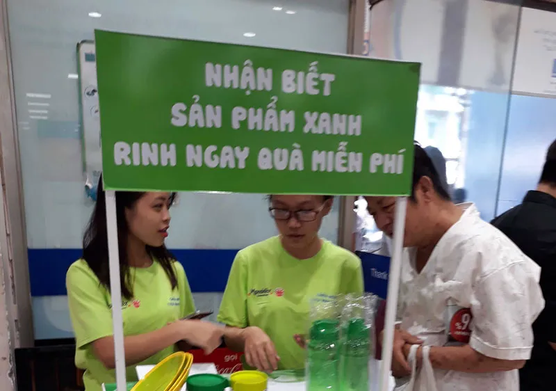 Tình nguyện viên hỗ trợ người tiêu dùng nhận diện sản phẩm xanh tại hệ thống siêu thị Co.opmart