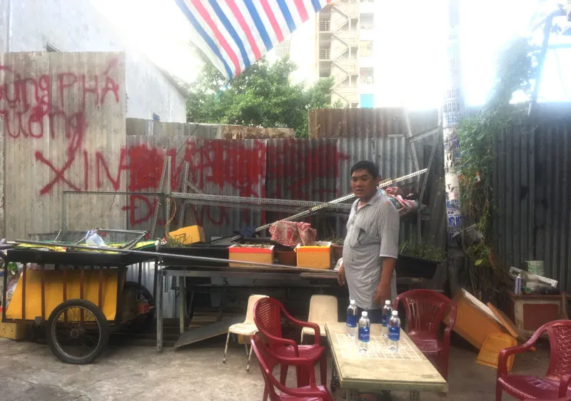 Bức tường rào ngăn khu dân cư với khu đất dự án được dựng lại để chờ chính quyền vào cuộc