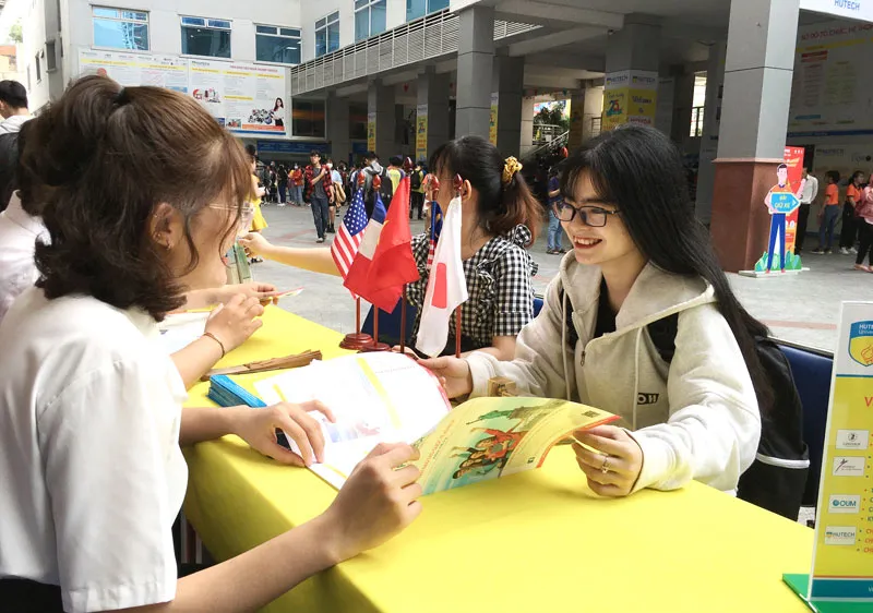 Nộp hồ sơ kỳ tuyển sinh năm 2020 vào một trường đại học ở TPHCM. Ảnh: BÙI ANH TUẤN