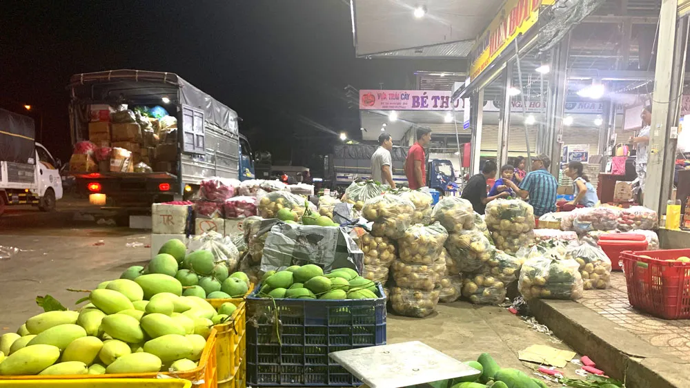 Một quầy hàng ở chợ đầu mối Dầu Giây