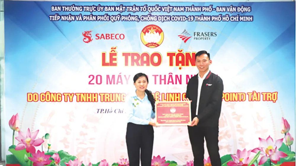 Công ty Mê Linh Point ủng hộ 20 máy đo thân nhiệt hỗ trợ phòng chống dịch Covid-19