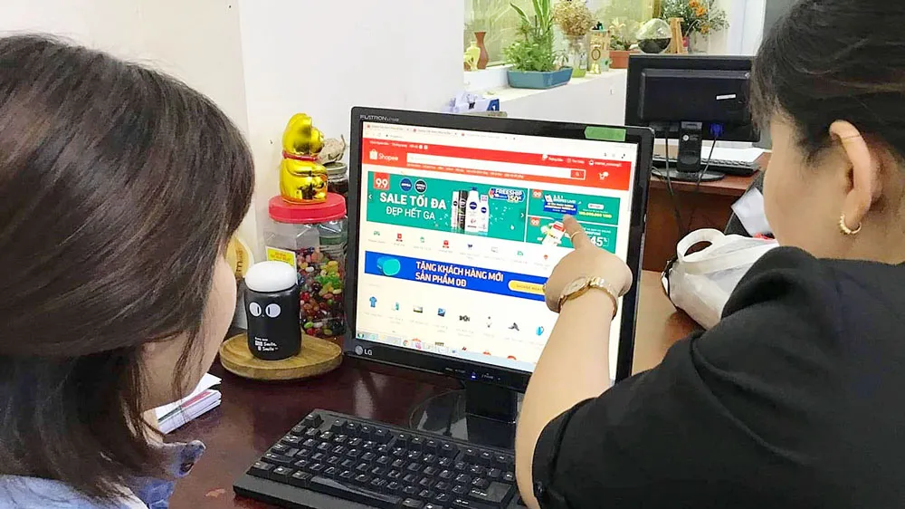Covid-19 khiến nhiều bạn trẻ thất nghiệp, chuyển hướng qua kinh doanh trên mạng. Ảnh: HOÀNG HÙNG