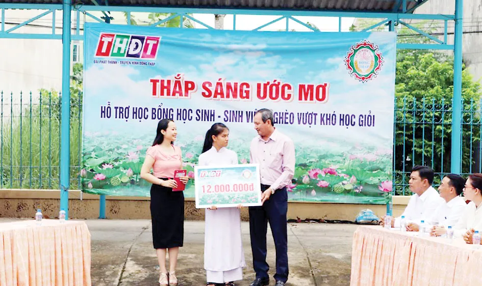Trao học bổng “Thắp sáng ước mơ” giúp học sinh nghèo vượt khó học tập tại xã Mỹ Trà, thành phố Cao Lãnh, tỉnh Đồng Tháp