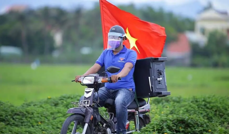 Một bạn trẻ ở Hội An, Quảng Nam tuyên truyền phòng dịch bằng loa phóng thanh (Facebook tuổi trẻ Cẩm Châu)