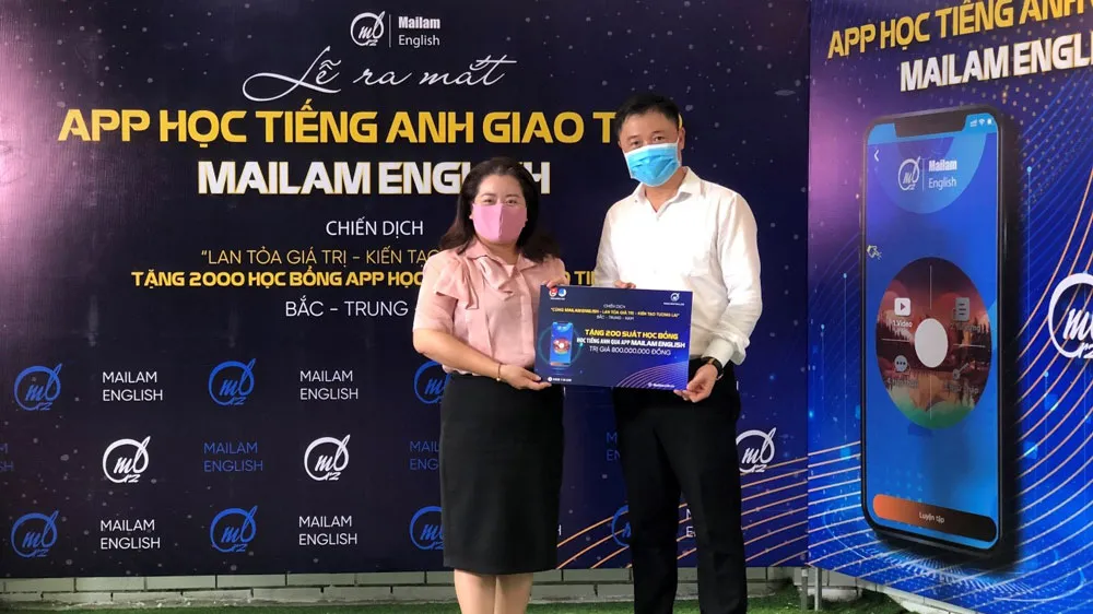 Đại diện Tỉnh Đoàn Đồng Nai (bên trái) nhận biểu trưng 200 suất học bổng tại lễ ra mắt ứng dụng