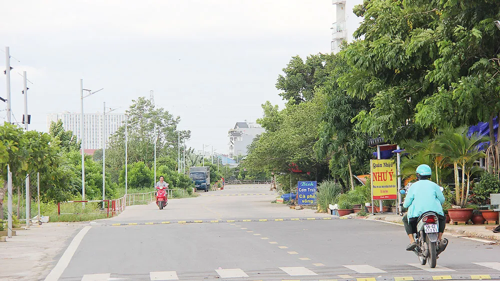 Đoạn đường ven kênh Tham Lương trị giá hơn 400 triệu đồng do người dân khu phố 7, phường 14 (quận Gò Vấp) đóng góp thực hiện. Ảnh: HOÀI NAM