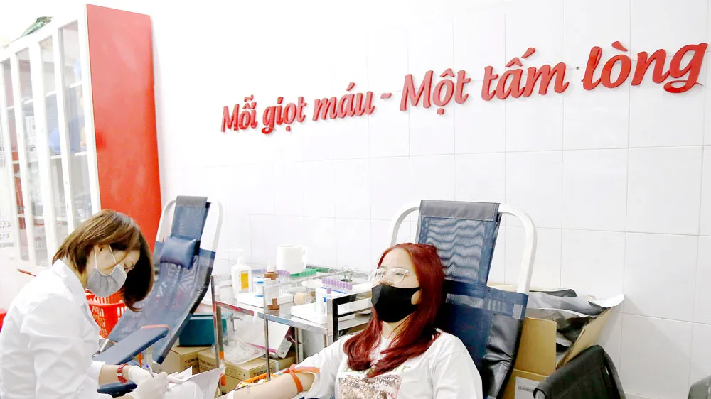Bạn trẻ hiến máu tình nguyện tại điểm hiến máu nhân đạo 26 Lương Ngọc Quyến, Hà Nội trong những ngày phòng chống dịch Covid-19