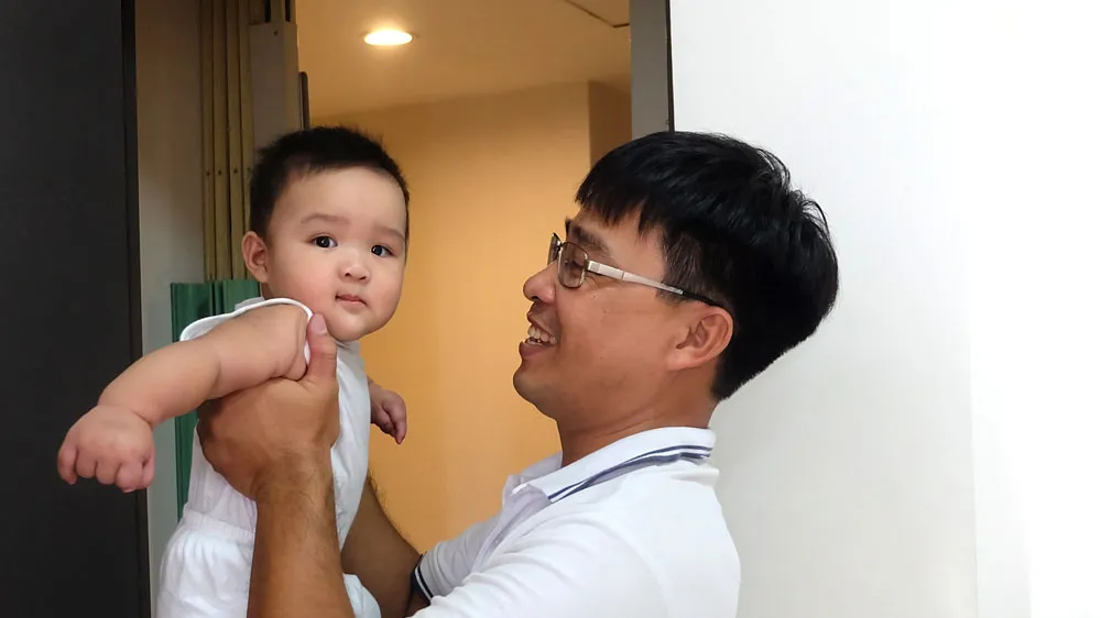 Với cha mẹ, hành trình nuôi con khôn lớn tuy vất vả nhưng đầy hạnh phúc. Ảnh: THU HƯỜNG