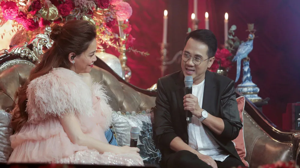 NSƯT Thành Lộc xuất hiện trong vai trò người dẫn chuyện với nhân vật chính