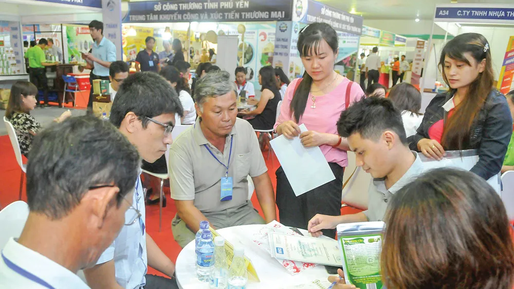 Doanh nghiệp và các nhà sản xuất gặp nhau tại Hội nghị kết nối cung cầu hàng hóa giữa TPHCM và các tỉnh, thành phố năm 2019. Ảnh: CAO THĂNG