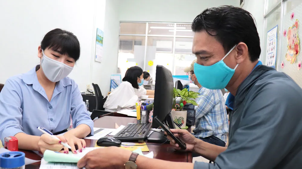 Nhân viên Công ty CP Cấp nước Bến Thành hướng dẫn người dân thực hiện các thủ tục hành chính