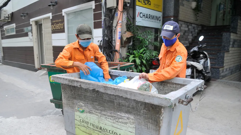 Thu gom rác sinh hoạt có phân loại tại nguồn ở quận 1, TPHCM. Ảnh: CAO THĂNG