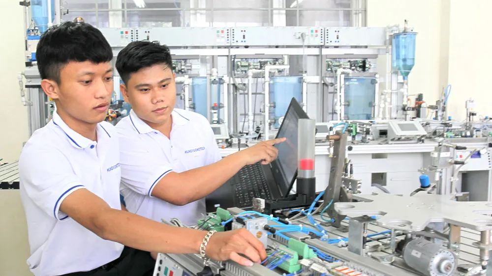Học viên ngành Cơ điện tử, Trường Trung cấp nghề Kỹ thuật - Công nghệ Hùng Vương (TPHCM) trong giờ học. Ảnh: HOÀNG HÙNG