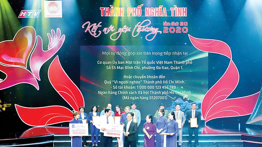 Đại diện Tập đoàn Novaland nhận kỷ niệm chương cho những đóng góp tích cực chung tay giúp đỡ người nghèo 