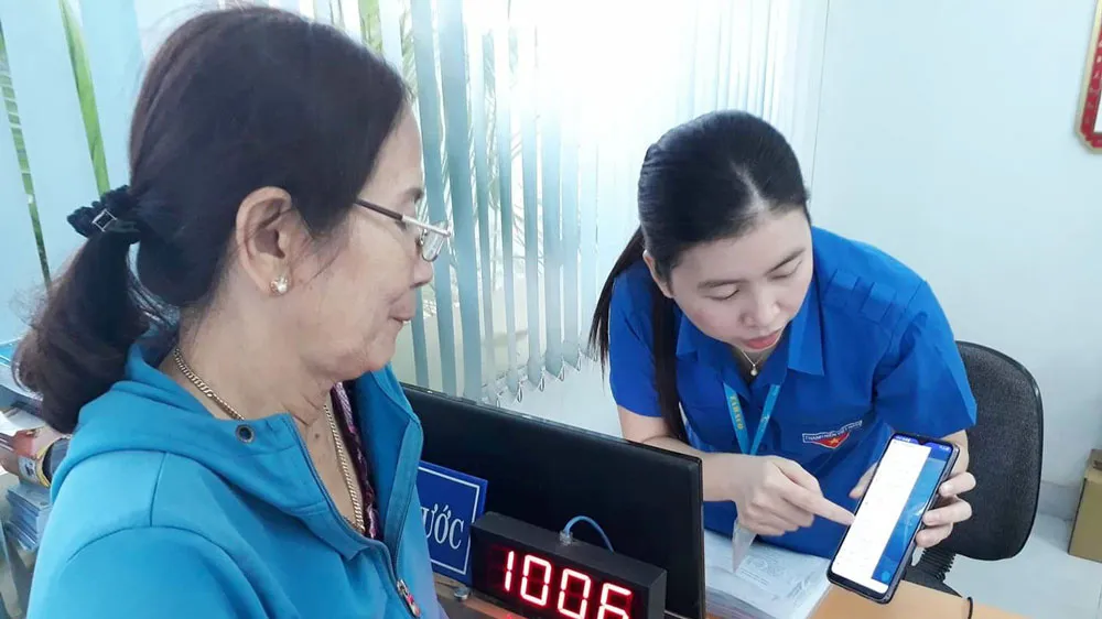 Nhân viên Tawaco hướng dẫn người dân cách sử dụng ứng dụng My Tawaco