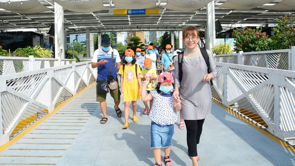 Du khách tham quan TPHCM. Ảnh: THI HỒNG