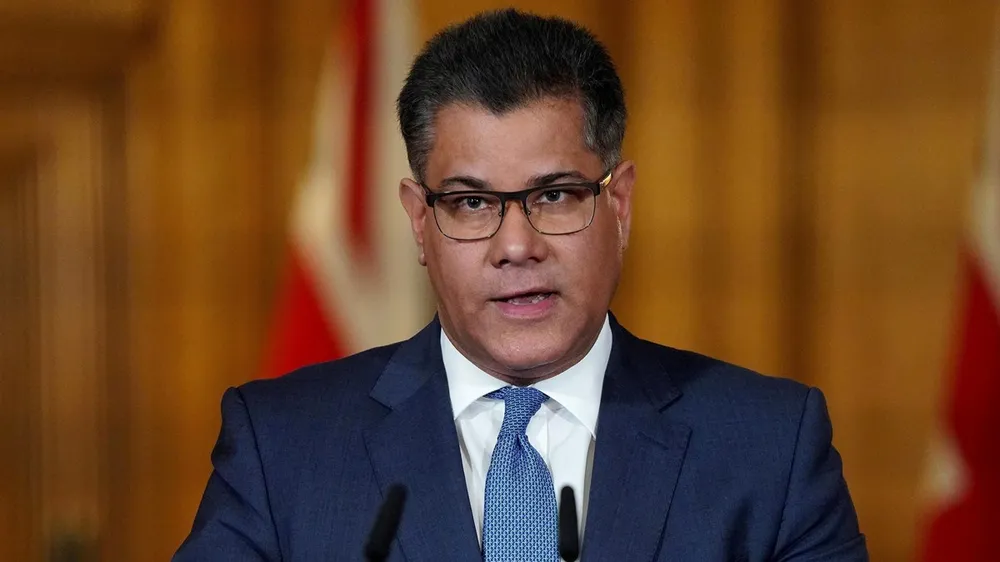 Bộ trưởng Kinh doanh Anh Alok Sharma phát biểu tại cuộc họp báo ở London ngày 1/4/2020. (Ảnh: AFP/TTXVN)