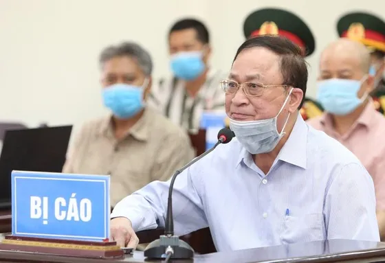 Bị cáo Nguyễn Văn Hiến trong phiên tòa ngày 19-5-2020. Ảnh: THÔNG TẤN QUÂN SỰ