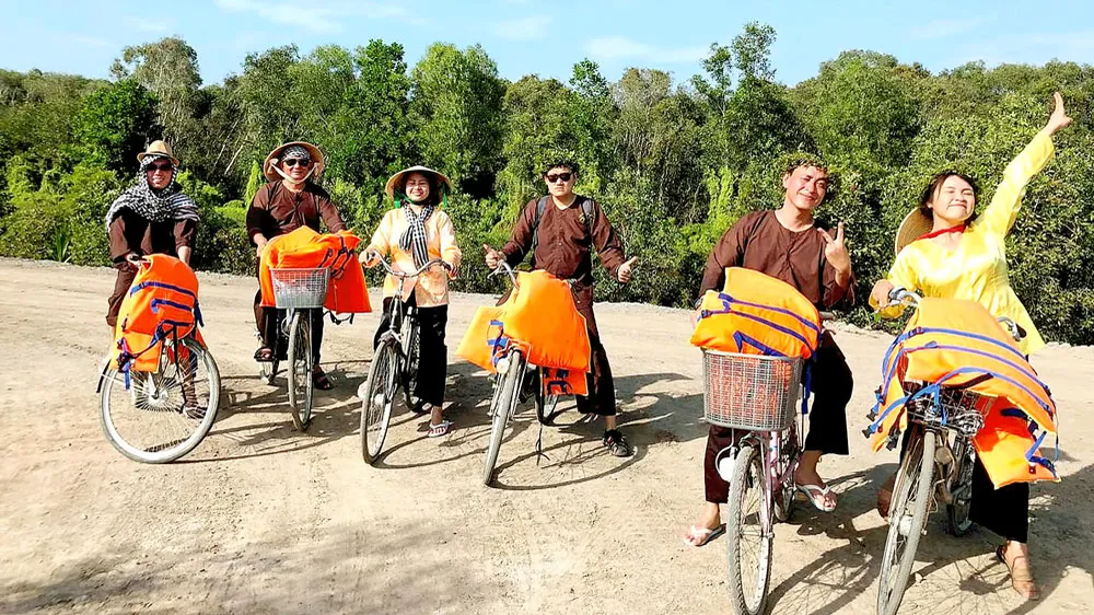 Du khách tham quan du lịch ĐBSCL. Ảnh: THI HỒNG