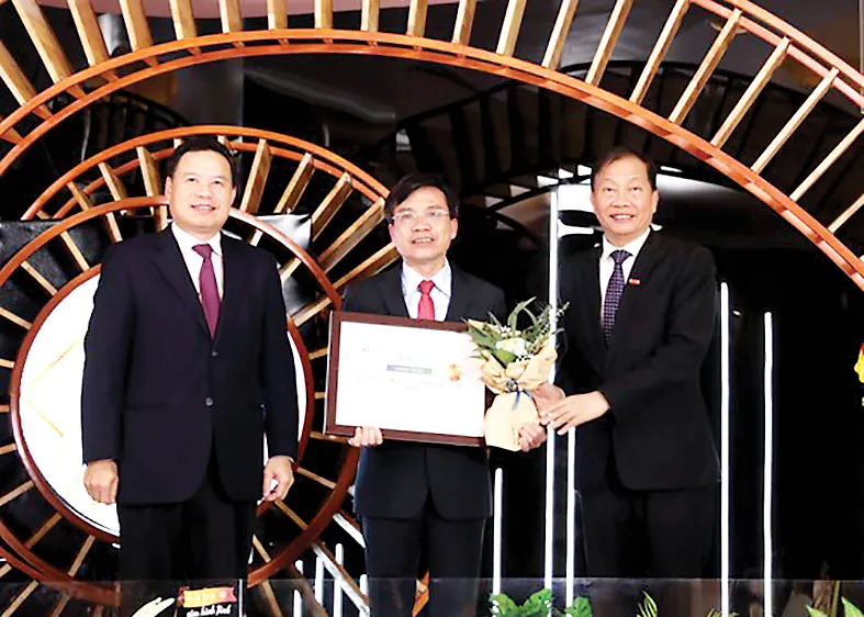 Ông Trần Văn Tần, thành viên HĐQT đại diện VietinBank, nhận danh hiệu “Doanh nghiệp bền vững Việt Nam” năm 2020