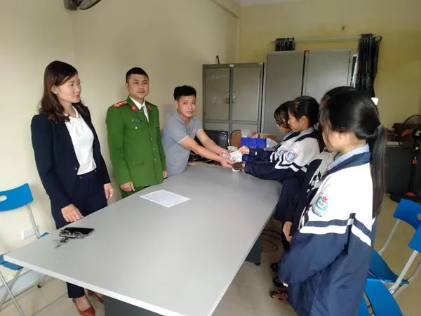 Nhiều học sinh nhặt được của rơi tìm người trả lại