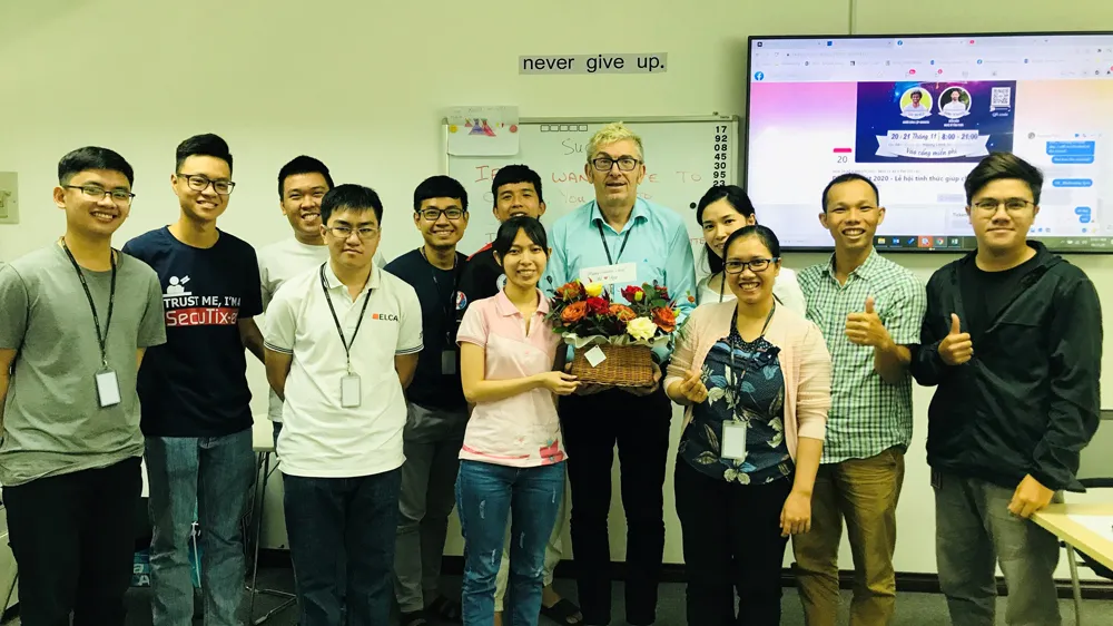 Ông Ray Kuschert hạnh phúc khi được các học viên tặng quà chúc mừng ngày 20-11. Ảnh: K.G