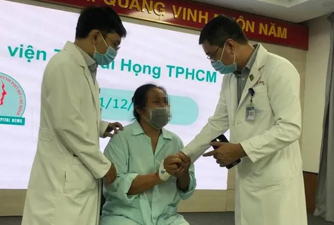 Lấy xương gà nằm trong phế quản bệnh nhân suốt 2 năm