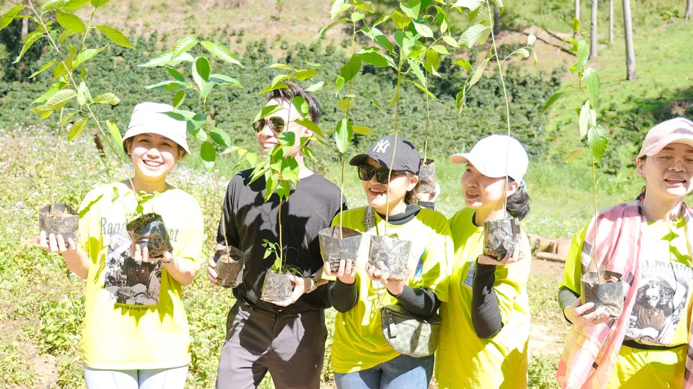 Nhân viên một doanh nghiệp ở TPHCM nhận cây giống miễn phí từ chị Phan Diệu Linh 