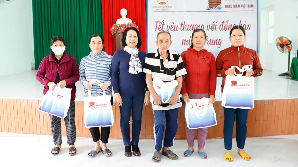 Đoàn Hiệp hội Nước mắm Việt Nam thăm và tặng quà Tết bà con tại Quảng Ngãi 
