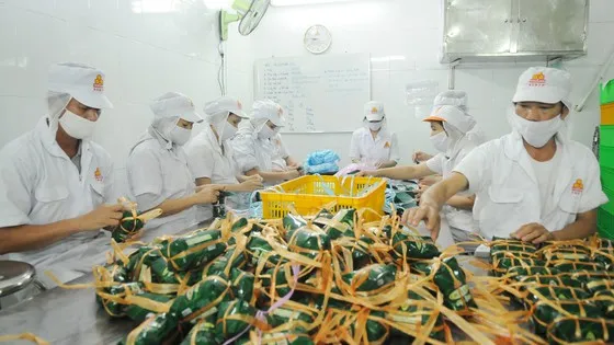 Chế biến giò chả tại Công ty Vissan. Ảnh: CAO THĂNG