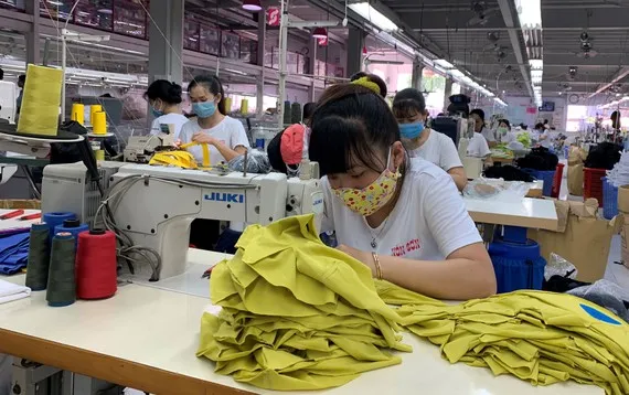 Công nhân miền Bắc trở lại làm việc trong tâm dịch