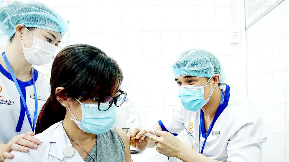 Ngày đầu tiêm vaccine Covid-19: Sức khỏe 377 người được tiêm đều ổn định