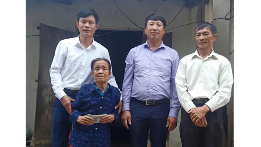 Trao 40,2 triệu đồng giúp cụ Lê Thị Quyện