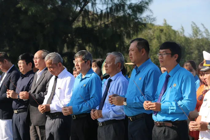 Lãnh đạo Tổng LĐLĐ Việt Nam, LĐLĐ tỉnh Khánh Hòa dâng hương tưởng nhớ 64 cán bộ, chiến sĩ hy sinh tại Gạc Ma năm 1988. Ảnh: KỲ NAM